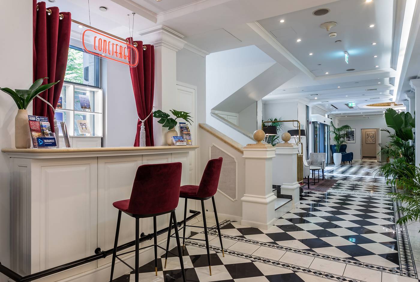 Queen-s-Court-Hotel-and-Residence-Bar-16