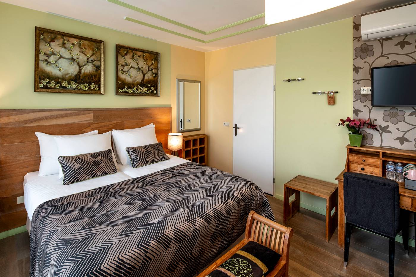 Hotel-Jupiter-Room-8