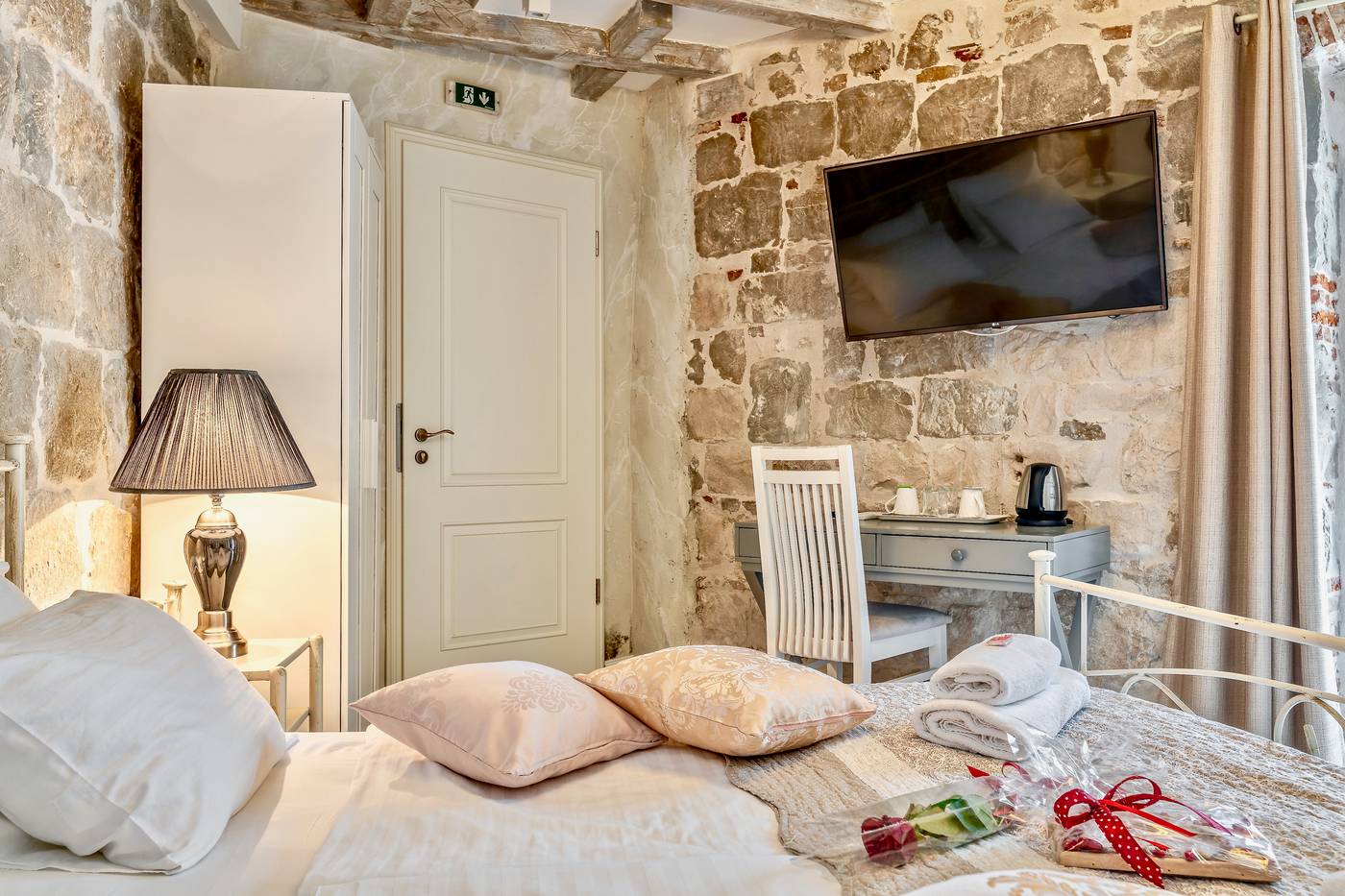 Historic-Plaza-Varos-Split-Room-16