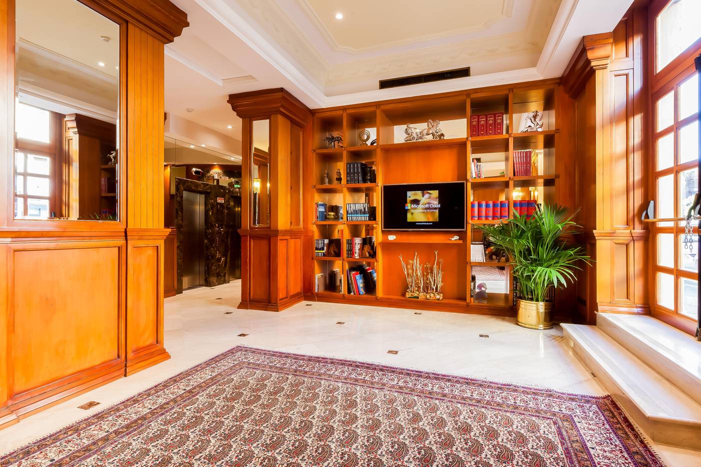 Radisson-Blu-Ghr-Hotel-Rome-Lobby-15