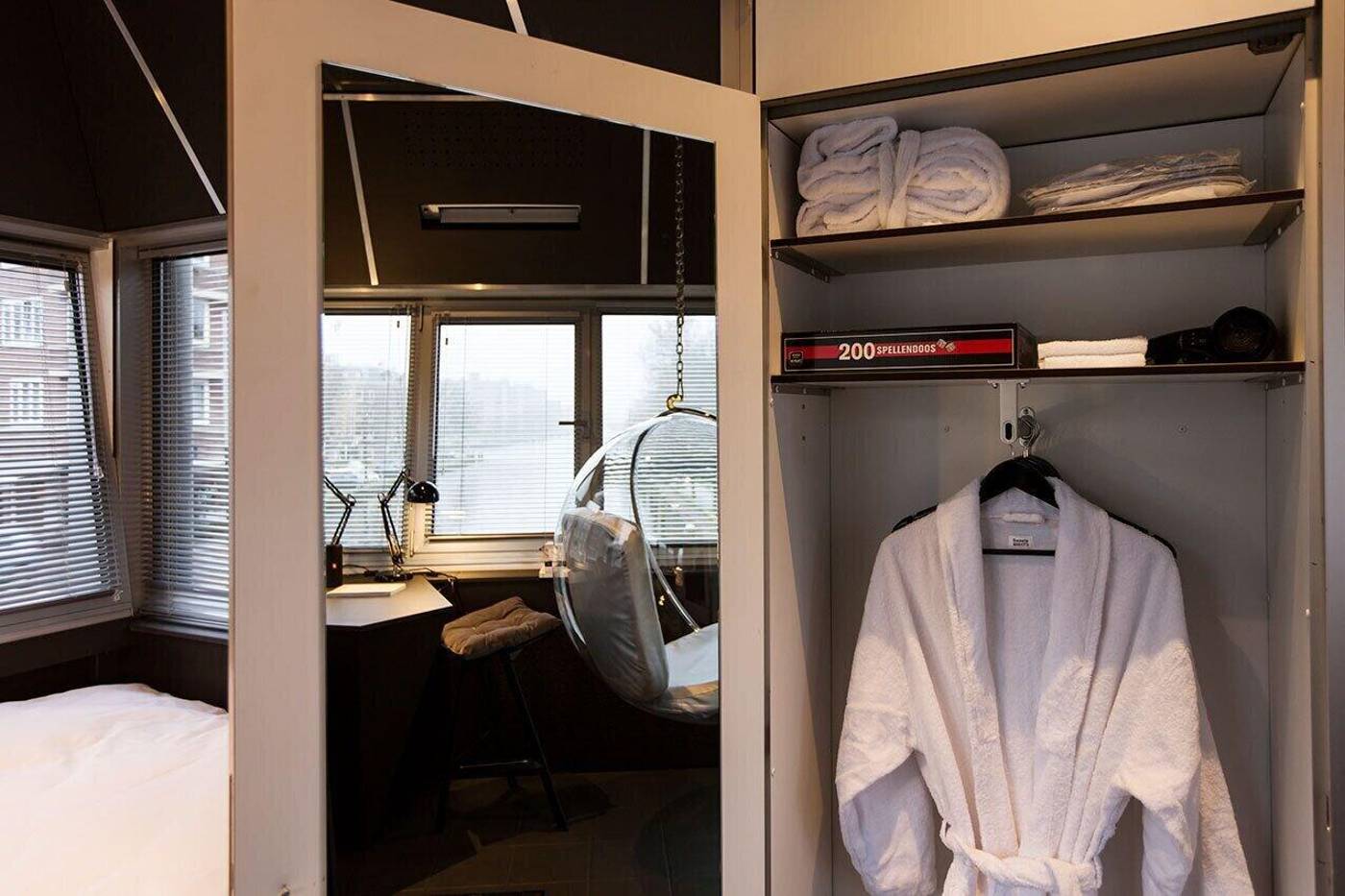 SWEETS - Wiegbrug-Netherlands-AMSTERDAM-Room-9