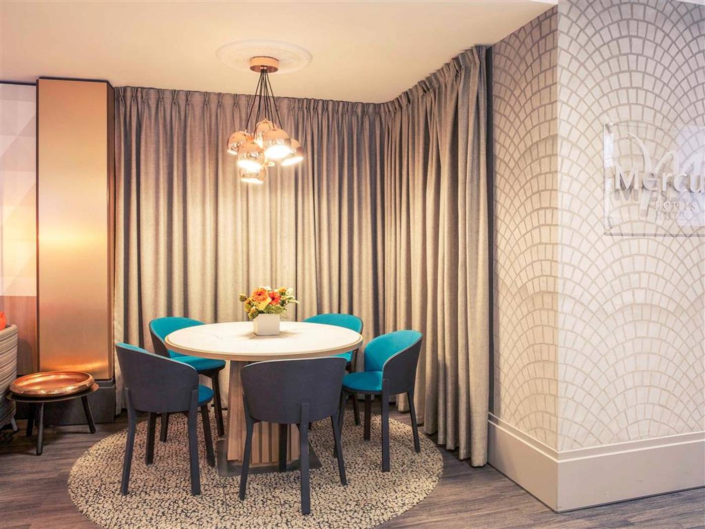 Mercure-Paris-Pigalle-Sacre-Coeur-Lobby-24