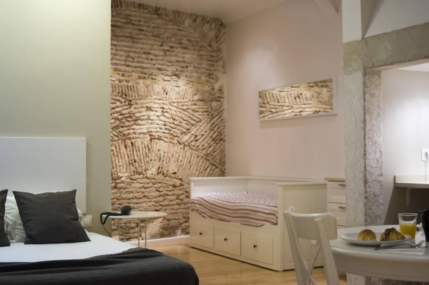 Lisbon-Arsenal-Suites-Room-2