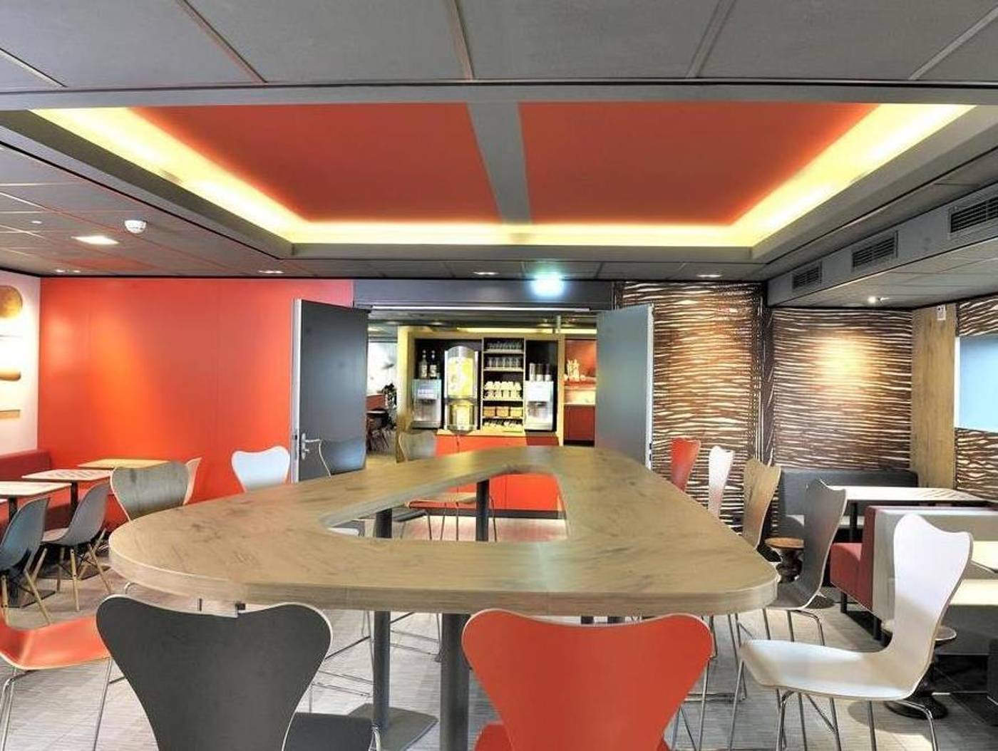 ibis-Amsterdam-City-West-Lobby-18