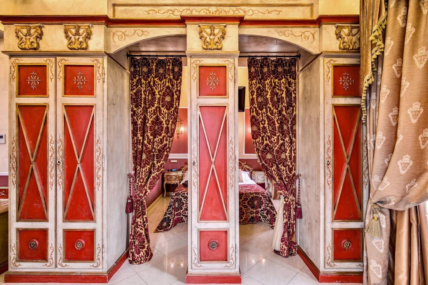 Romanico-Palace-Luxury-Hotel---Spa-Room-32