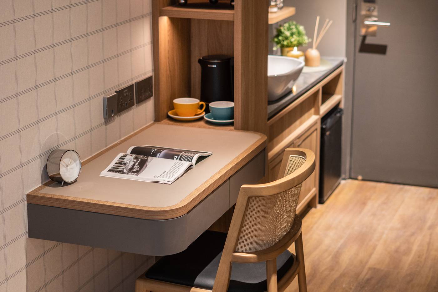 Dash-Living-on-Hollywood-Room-10