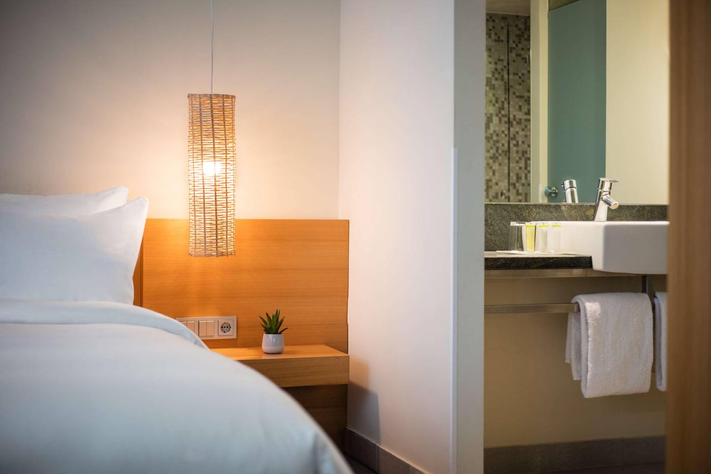 Lindner-Hotel-Berlin-Ku-damm--part-of-JdV-by-Hyatt-Room-45