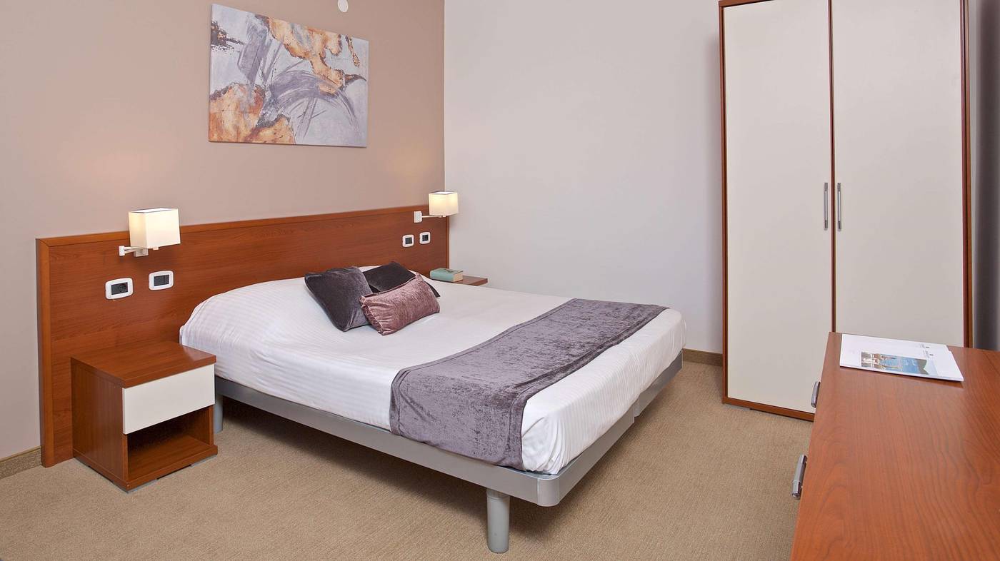 Hotel-Holiday-Room-31