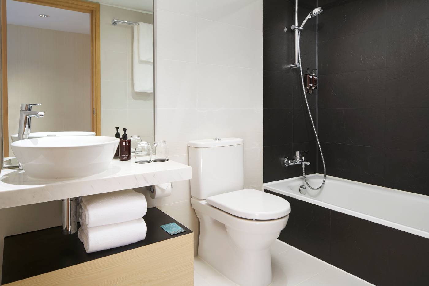 Hotel-108-Hong-Kong-Room-11