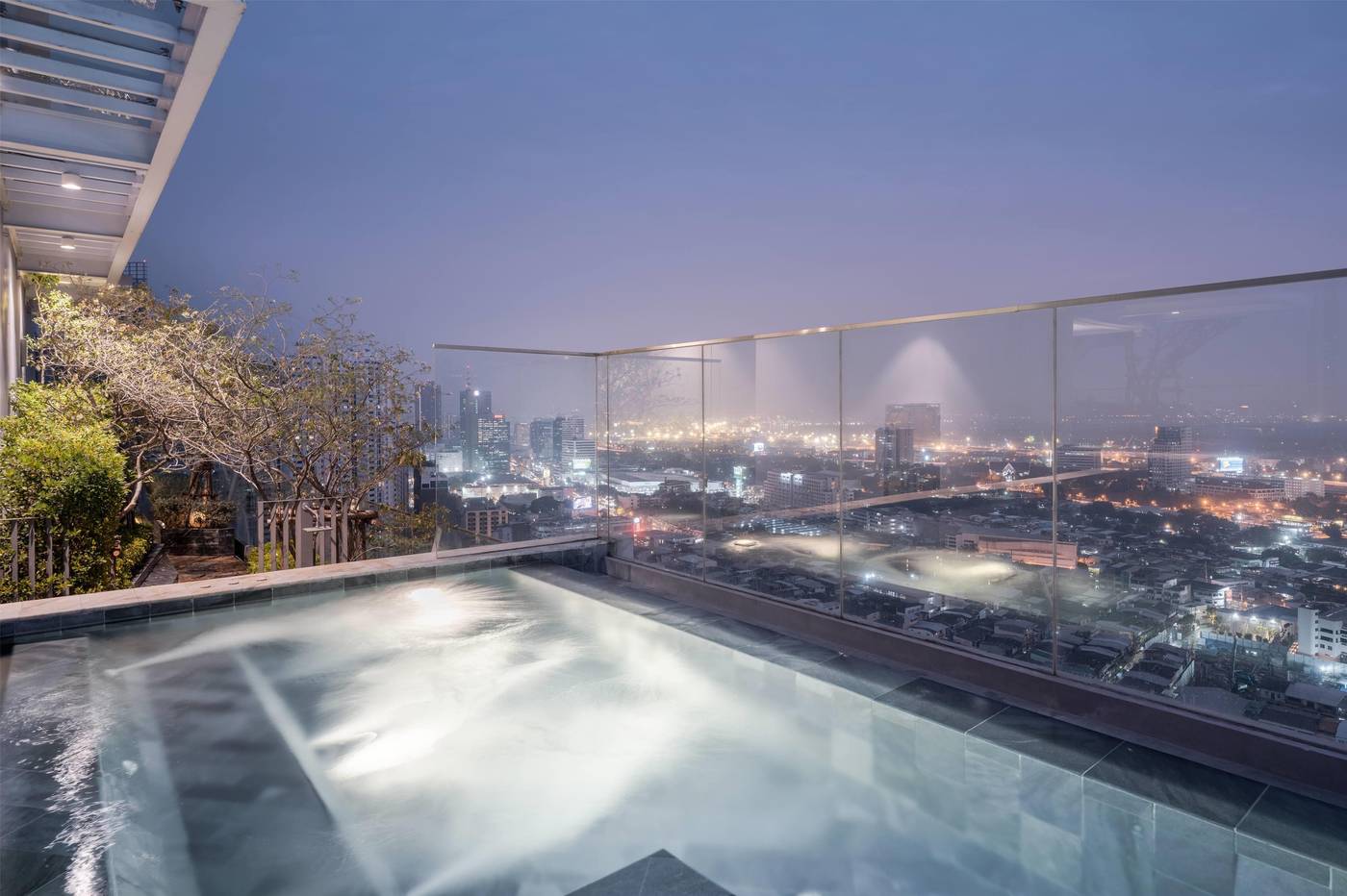 Wyndham-Bangkok-Queen-Convention-Centre-Pool-68