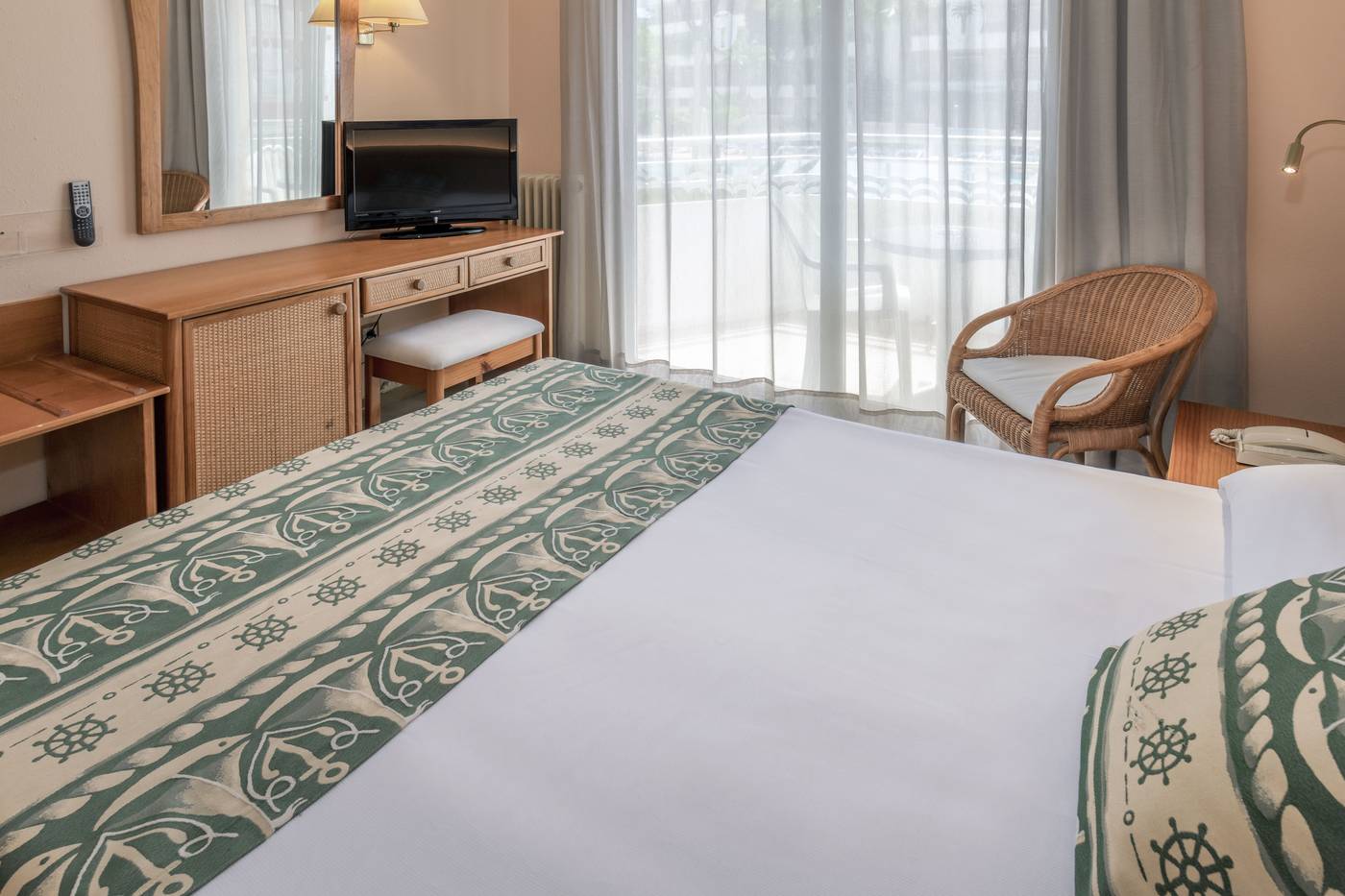 Oasis-Tossa-Room-21