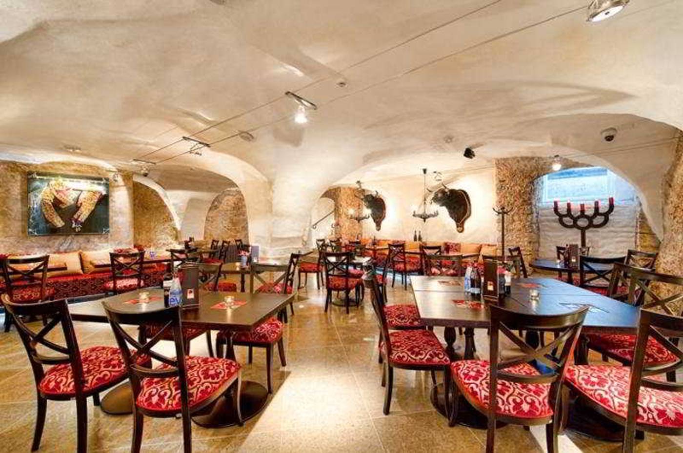 Meriton-Old-Town-Garden-Bar-20