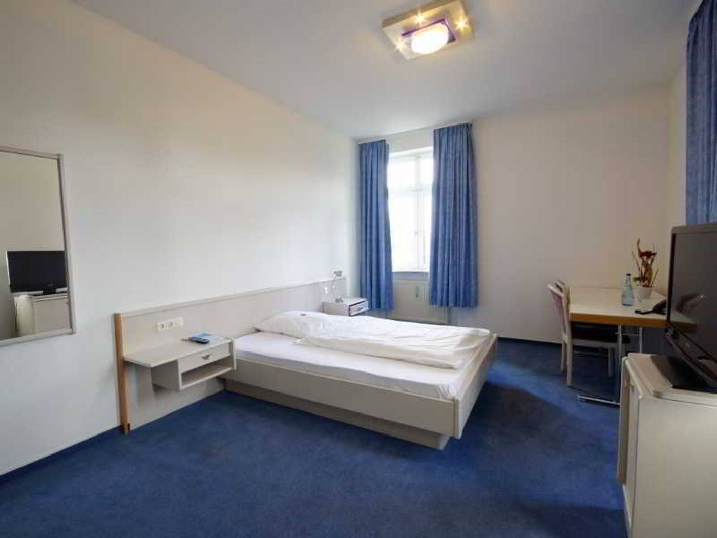 Hotel Neuwirtshaus-Germany-ZUFFENHAUSEN-General view-1
