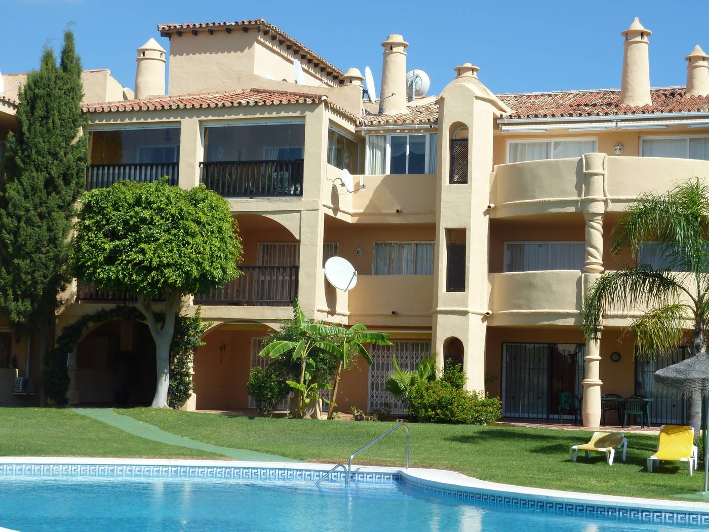 Apartamentos-El-Porton-Pool-1