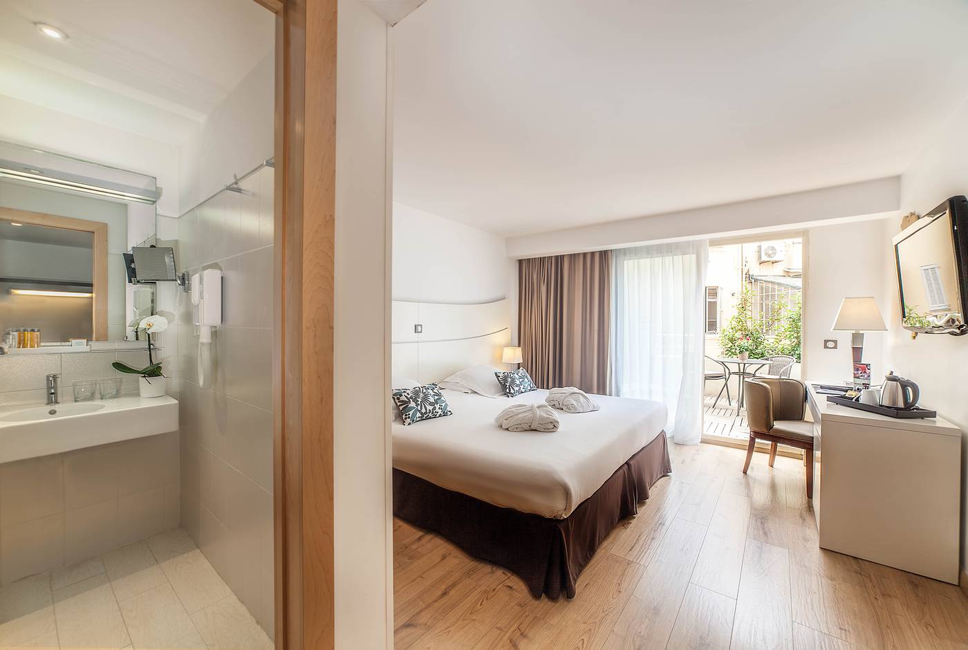 Montaigne---Spa-Room-12