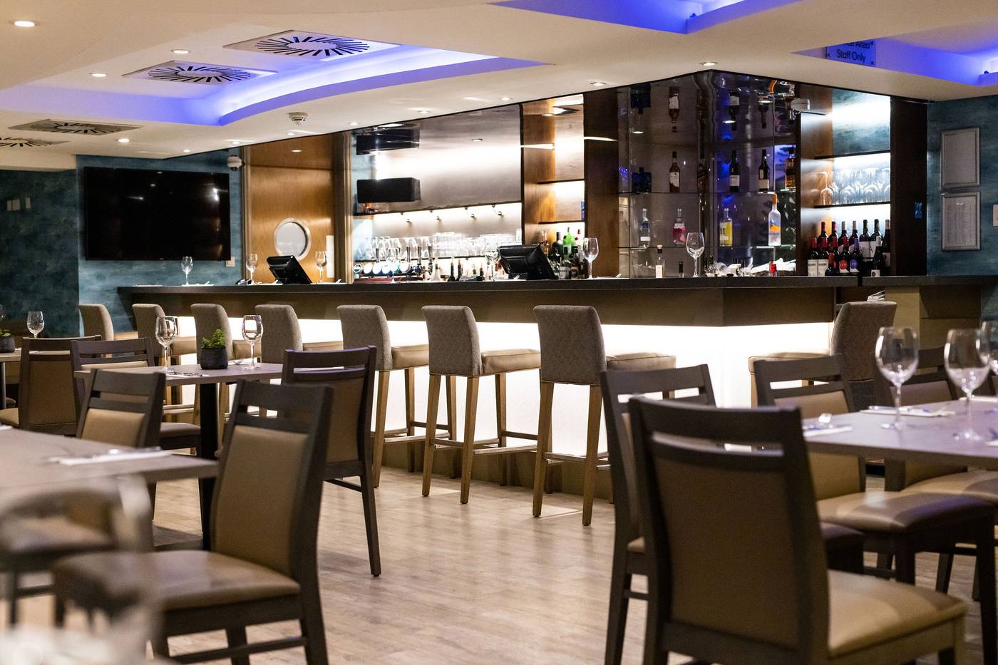 The-Royal-Yacht-Bar-27