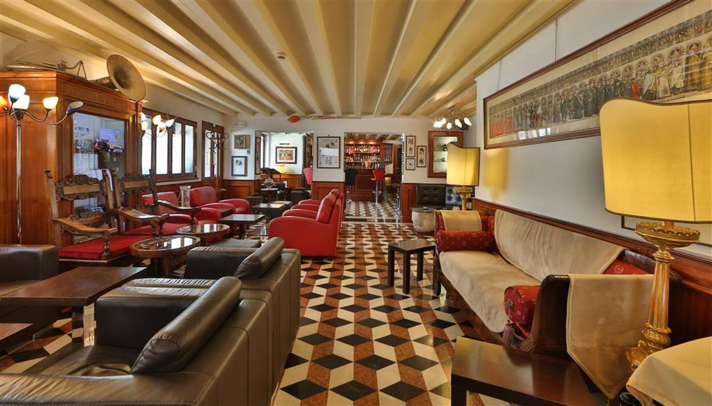 Unahotels-Ala-Venezia--Adults-16--Bar-12