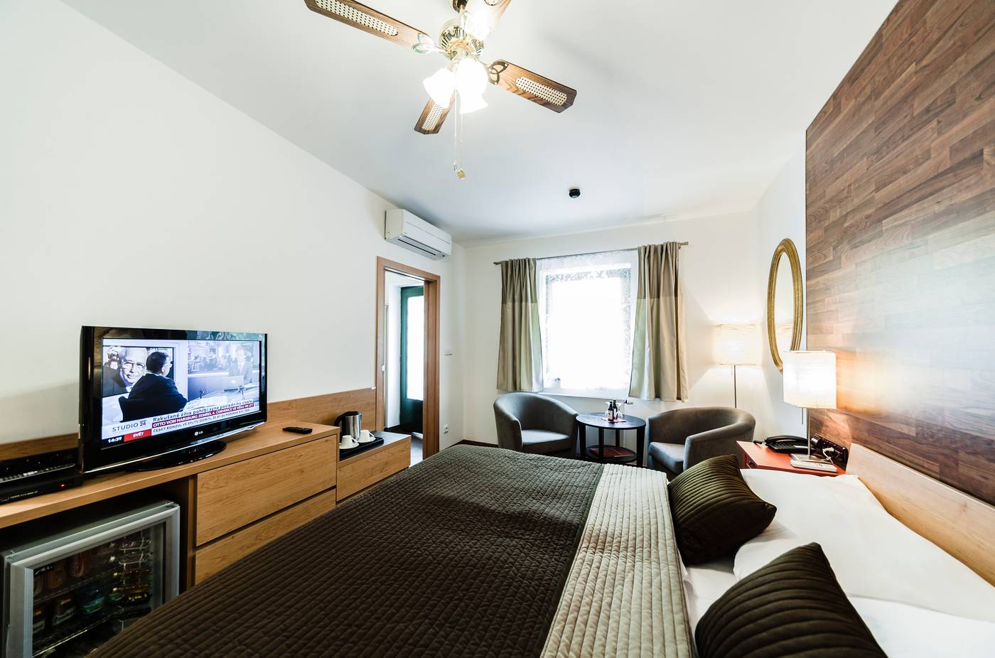 Archibald-at-the-Charles-Bridge-Room-29