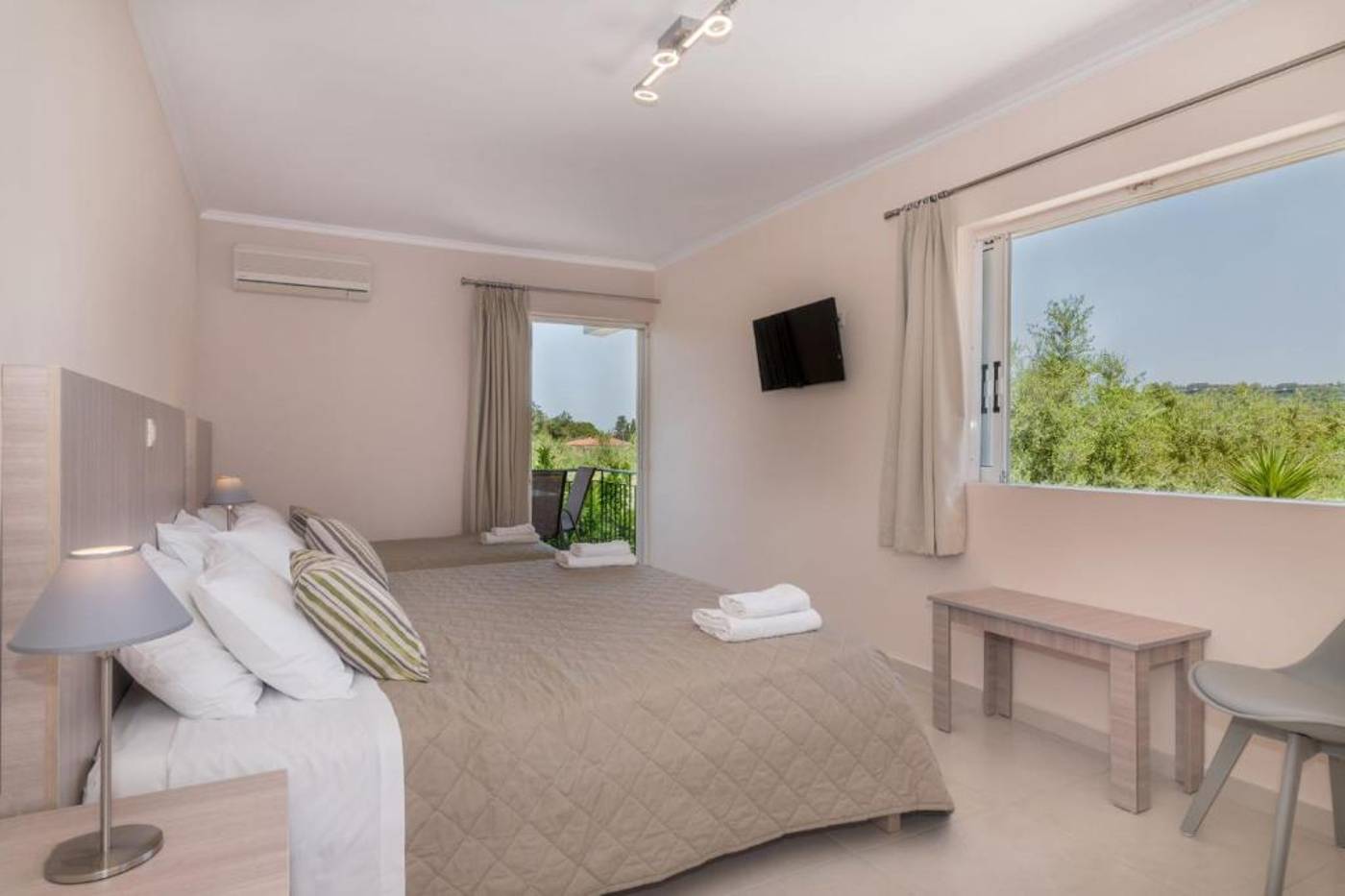 Varres-Hotel-Room-14