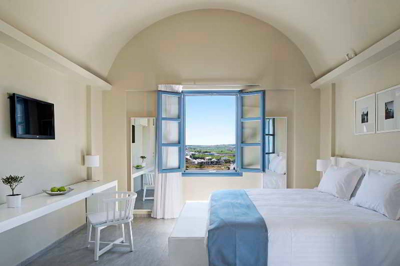 Acroterra-Rosa-Luxury-Suites-Room-3