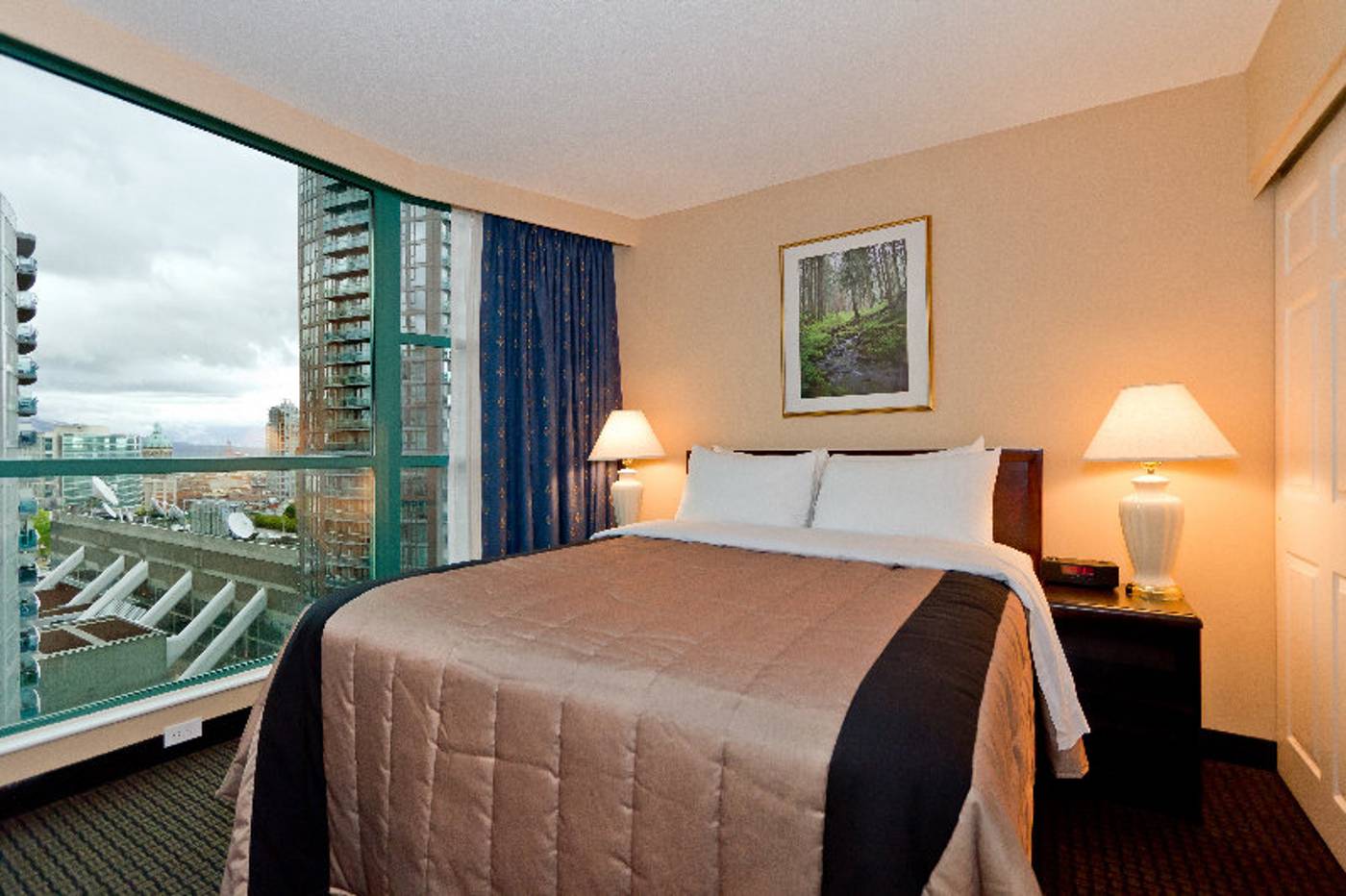 Rosedale-On-Robson-Suites-Hotel-Room-21