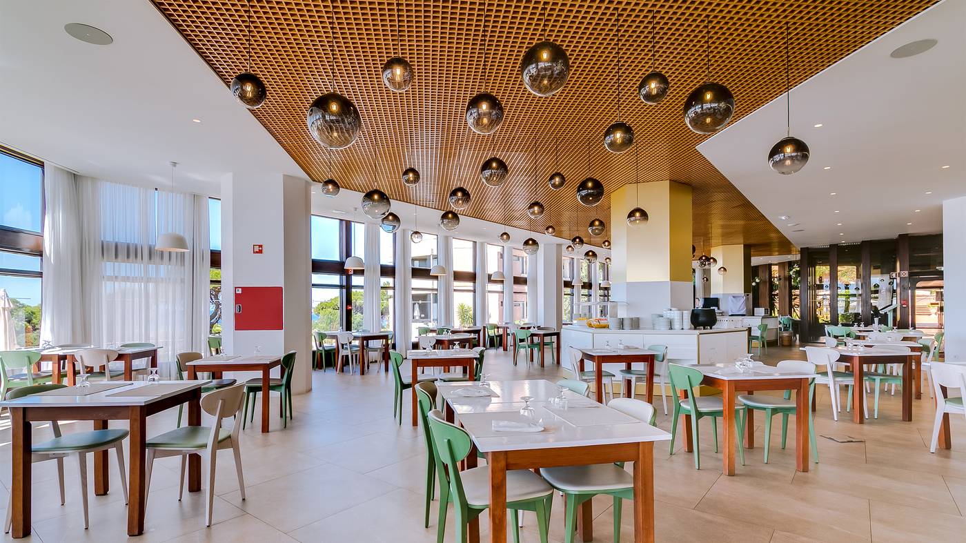 Auramar-Beach-Resort-Restaurant-38