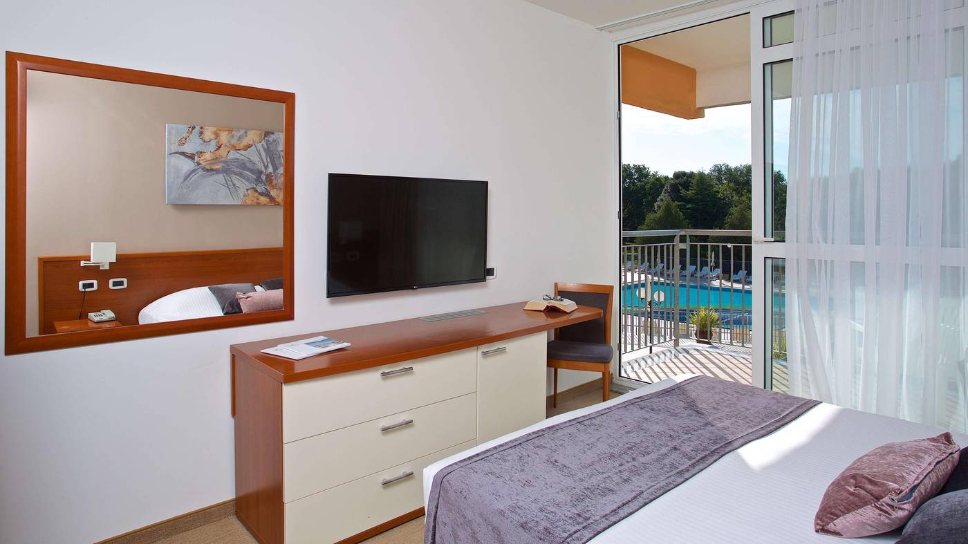 Hotel-Holiday-Room-28