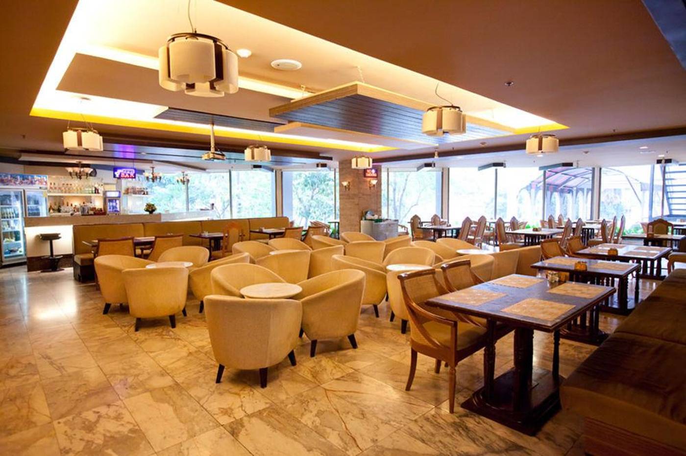 Graceland-Bangkok-by-Grace-Hotel-Restaurant-2