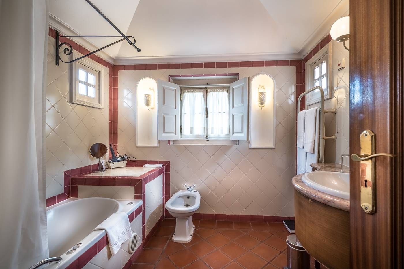 Lawrence-s-Hotel-Room-25