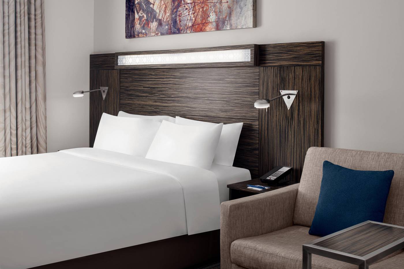 Holiday-Inn-Express-Jumeirah-Room-11