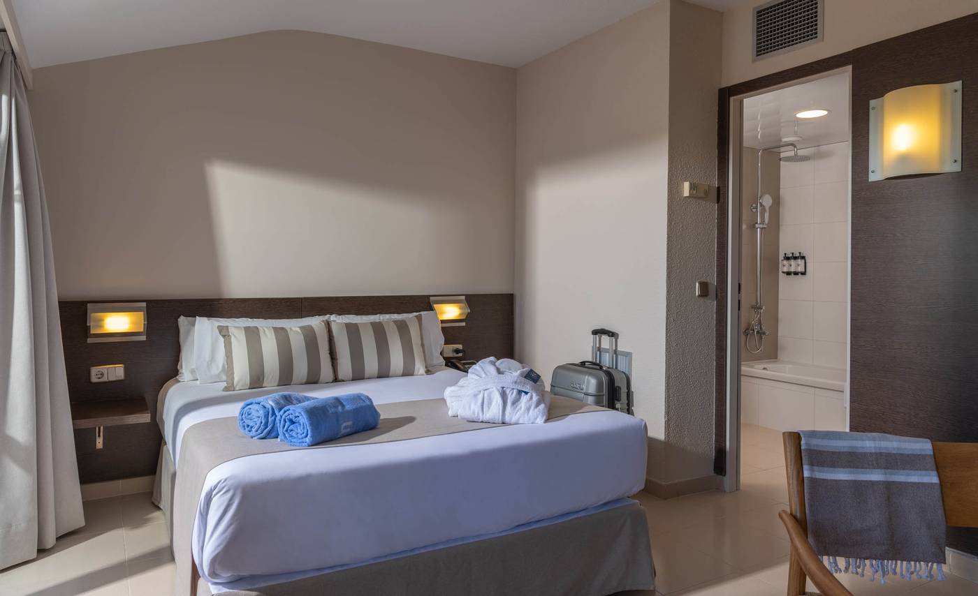 Aqua-Hotel-Montagut-Suites-Room-43