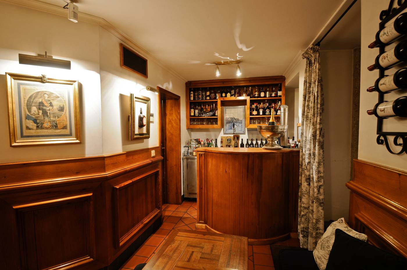 Lawrence-s-Hotel-Bar-6