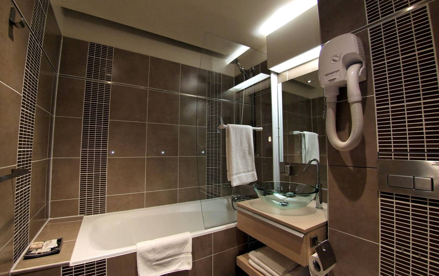 Volney-Opera-Room-16