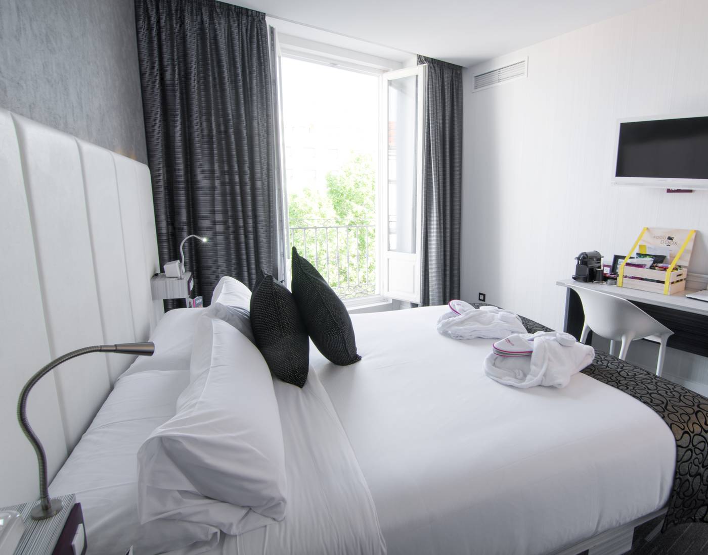 Petit-Palace-Santa-Barbara-Room-21