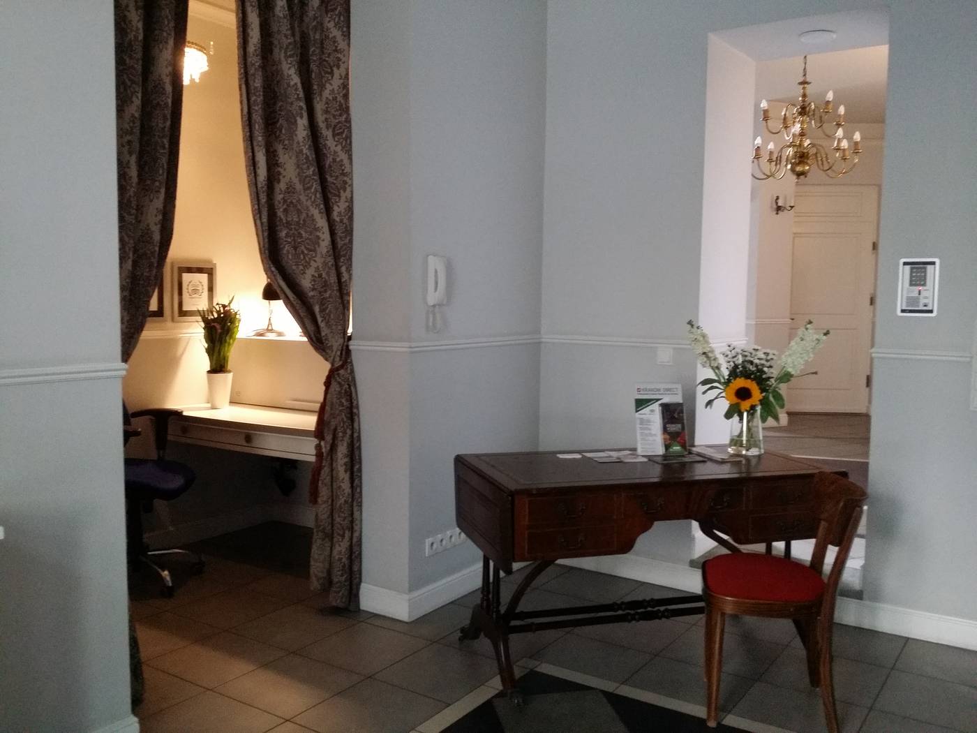 Crystal-Suites-Old-Town-Lobby-7