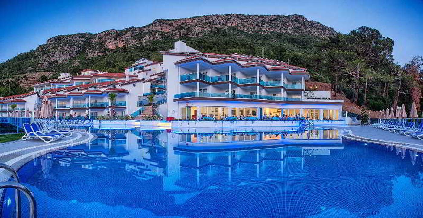 Garcia-Resort---Spa-Pool-9