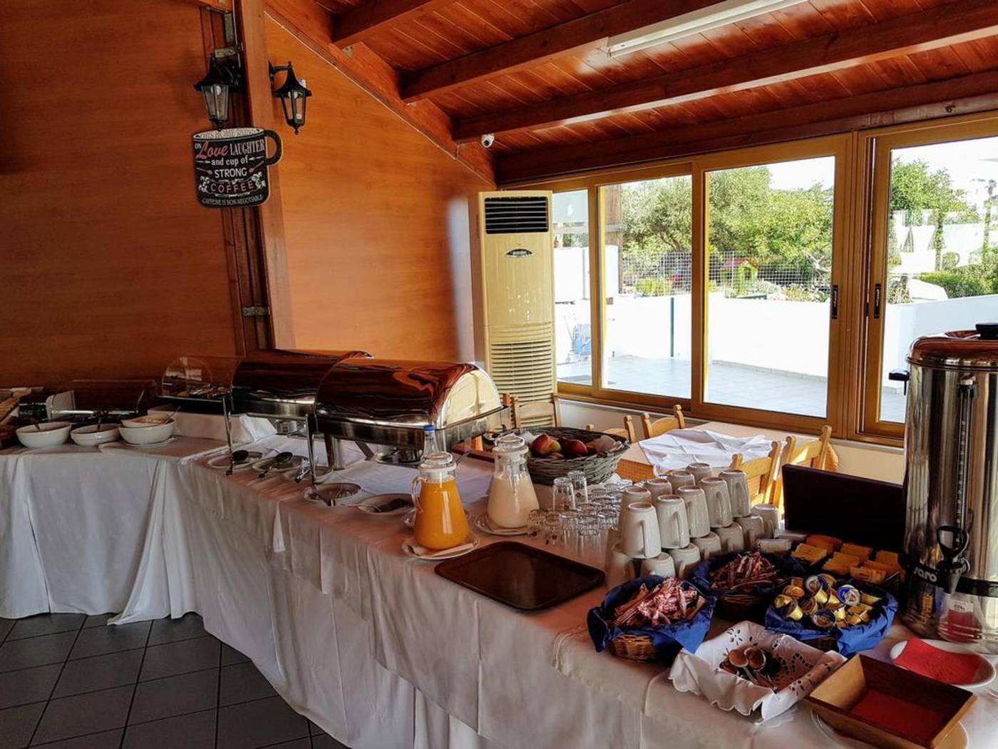 Camari-Gardens-Apartments-Restaurant-27