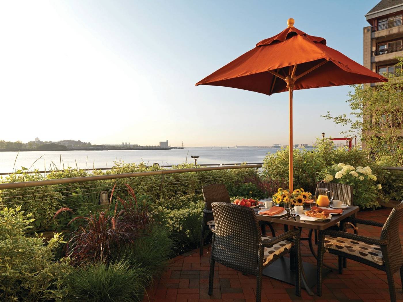 Battery-Wharf-Hotel--Boston-Waterfront-Room-31