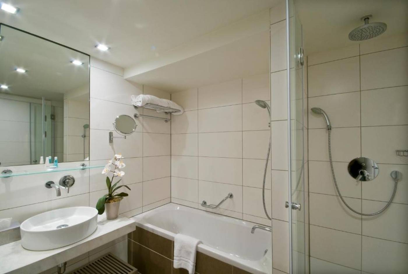 B-Aparthotel-Grand-Place-Room-20