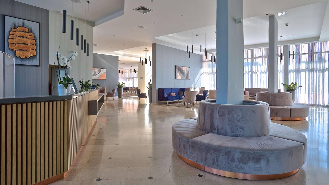 Hotel-Holiday-Lobby-54