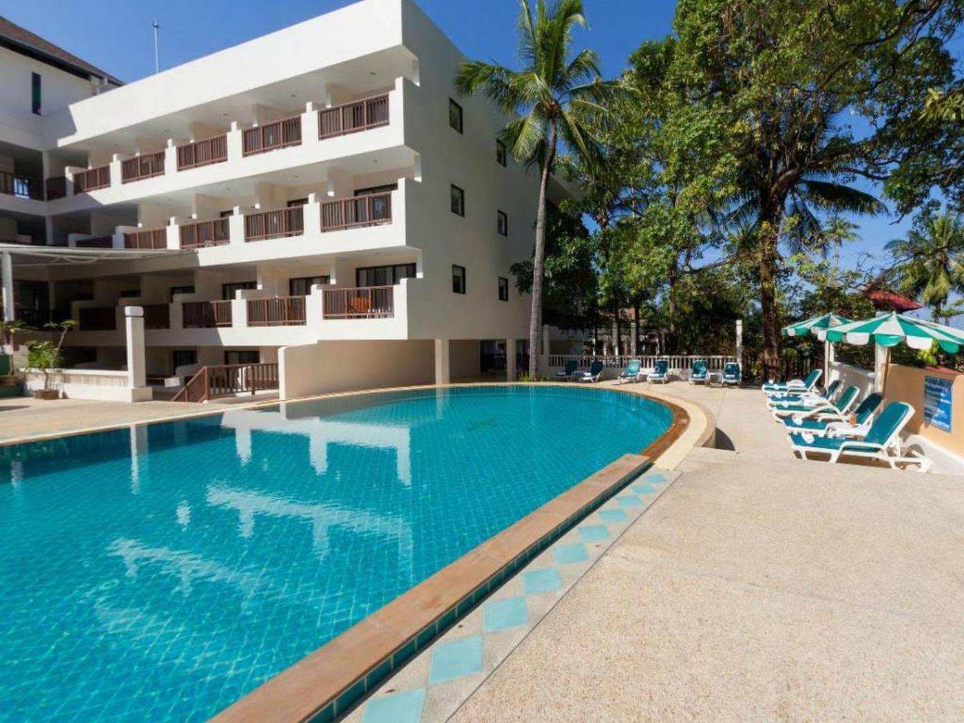 Patong-Lodge-Hotel-Pool-5