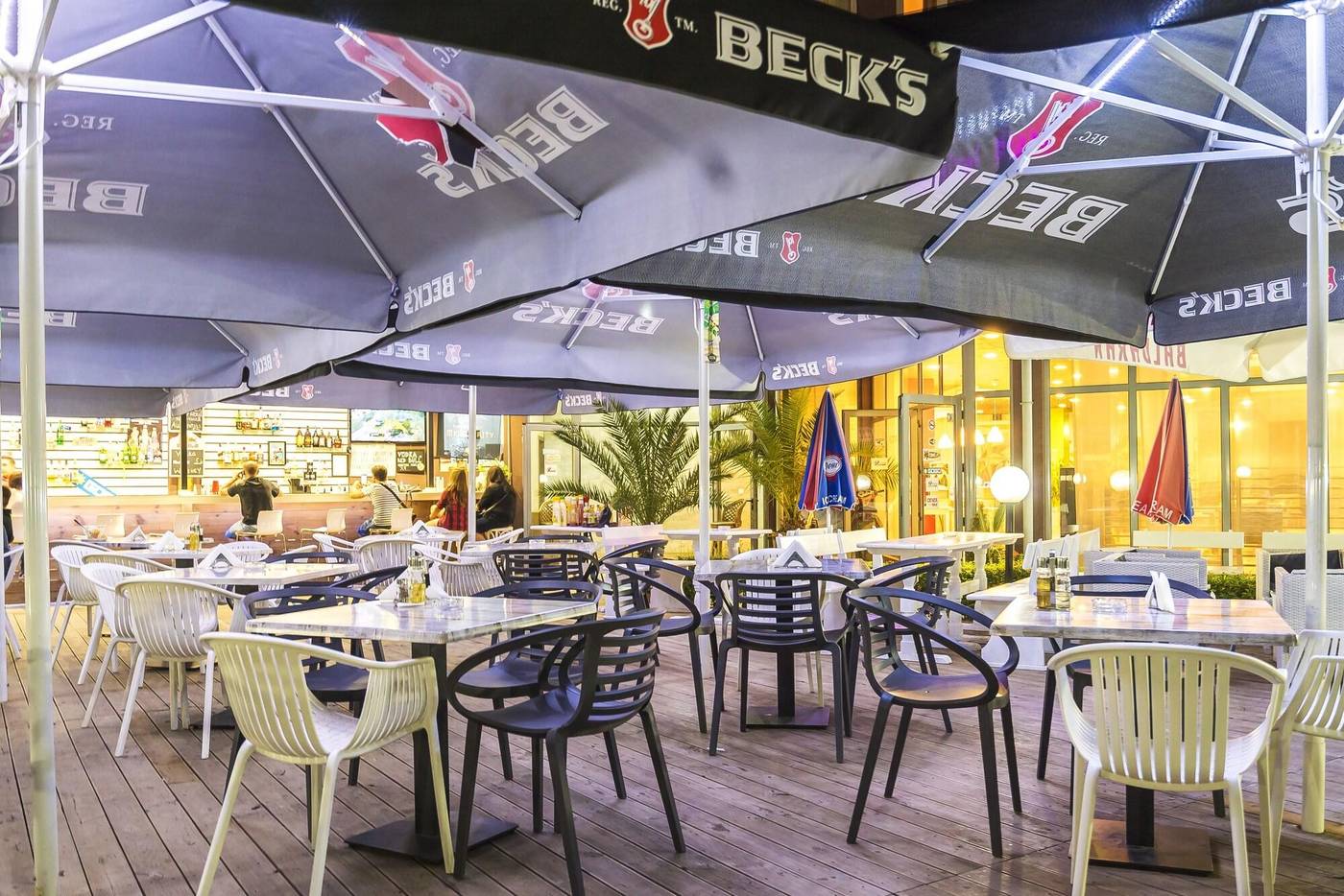 Persey-Admiral-Plaza-Apartments-Bar-4