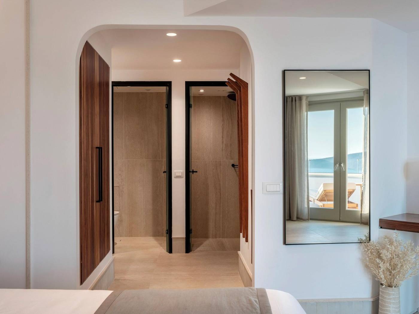 Santo-Maris-Oia--Luxury-Suites---Spa-Room-44