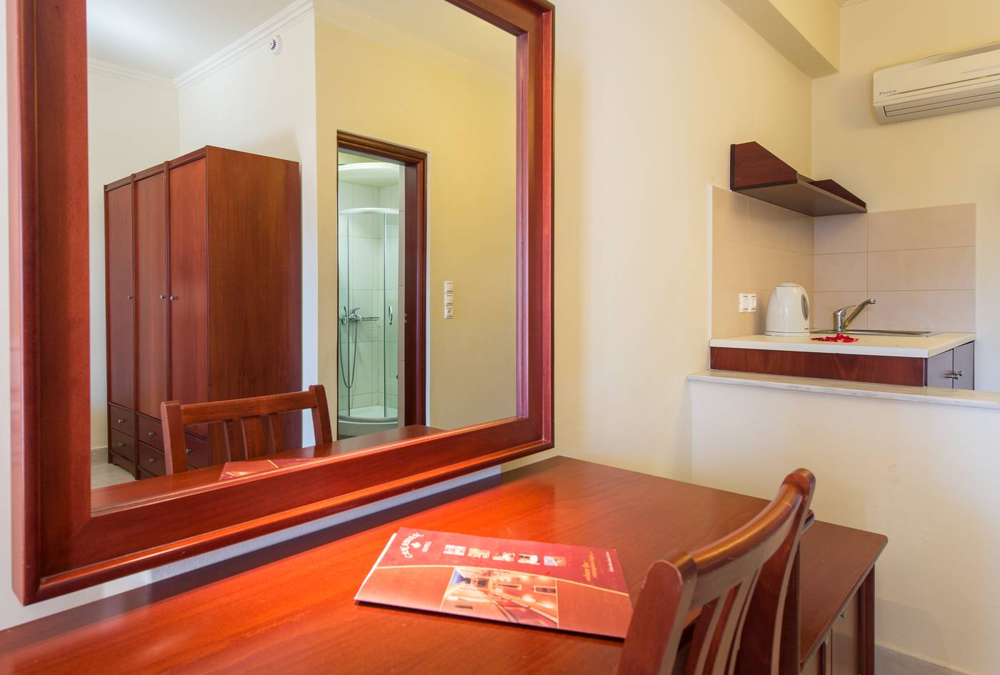 Canadian-Hotel-Room-38