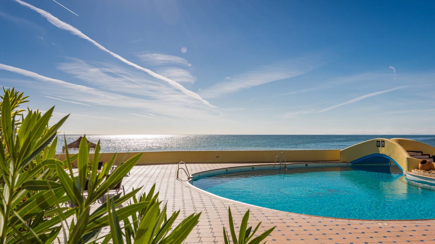 Macdonald-Dona-Lola-Pool-46