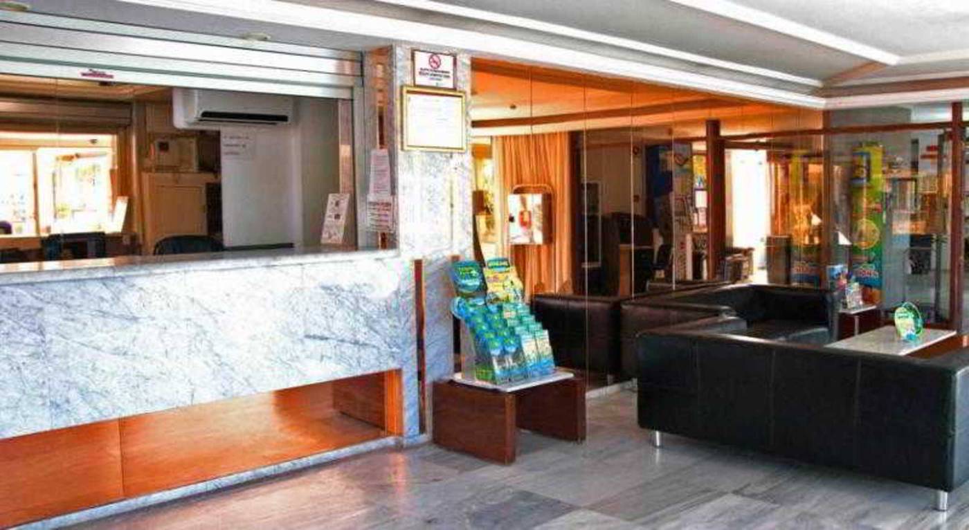 Las-Arenas-Apartments-Lobby-28