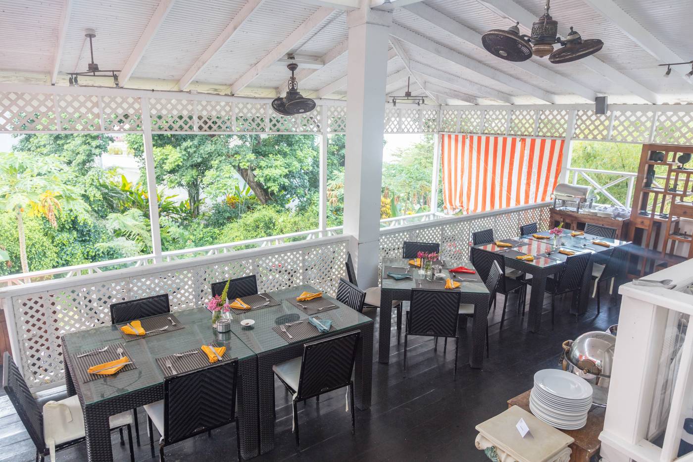 Half-Moon-Blue-Restaurant-12