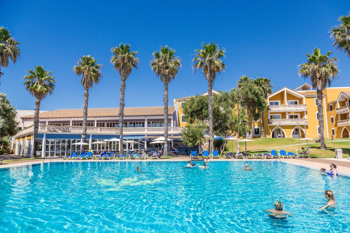 Vacances-Menorca-Resort-Pool-1