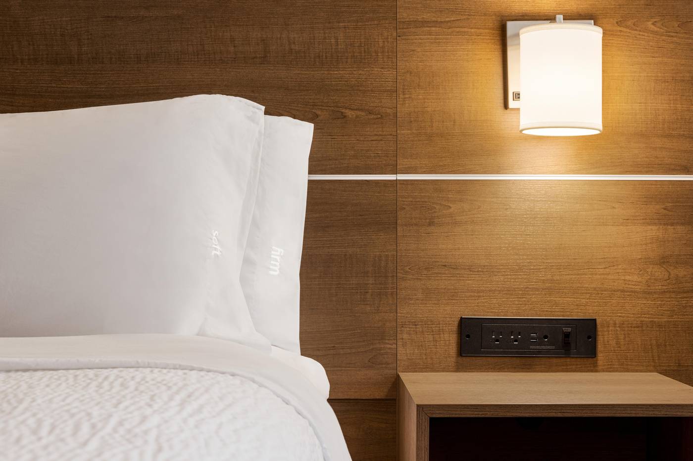 Holiday-Inn-Express-Vancouver-Metrotown--Burnaby--Room-24