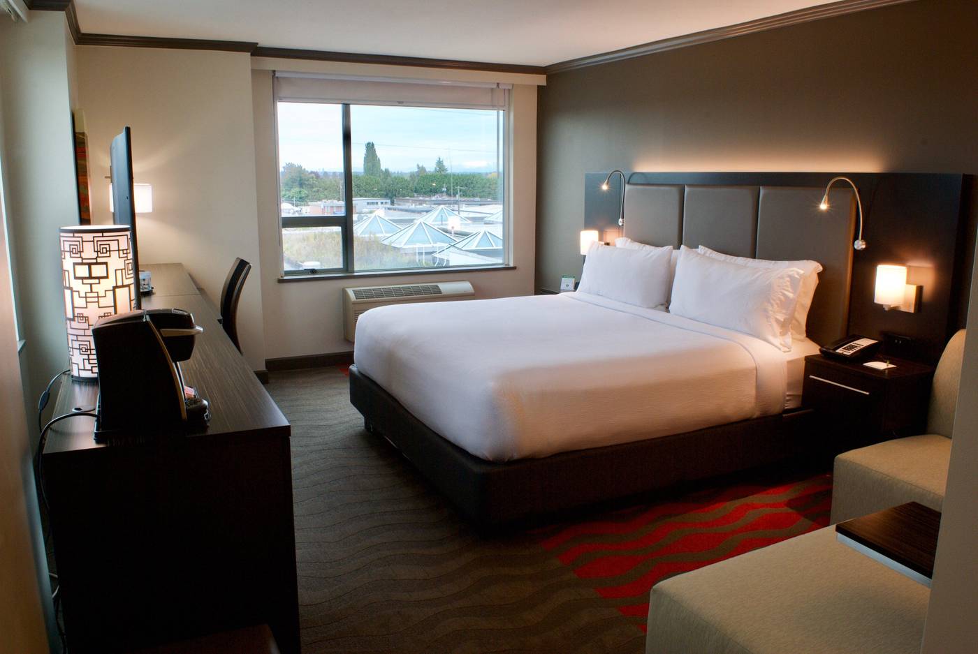 Holiday-Inn-Vancouver-Airport-Room-8